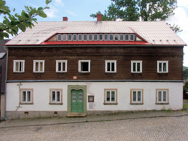 Denkmalgeschütztes Haus Nr. 4 mit einem Eingangsportal aus Stein.