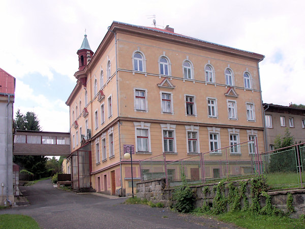 Hauptgebäude des Klosters mit dem überirdischen Verbindungsgang zum benachbarten Objekte.