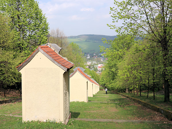 Pohled z Křížové hory do údolí.