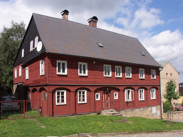 Ein zweigeschossiges Fachwerkhaus an der Westseite des Platzes.