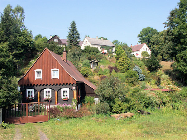 Domky v horní části osady.