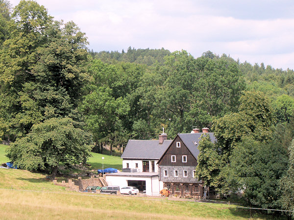 Ein großes zweistöckiges Haus in der Mitte des Dorfes.