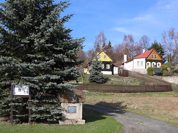 Ortsmitte mit dem F.X.M. Zippe-Denkmal.