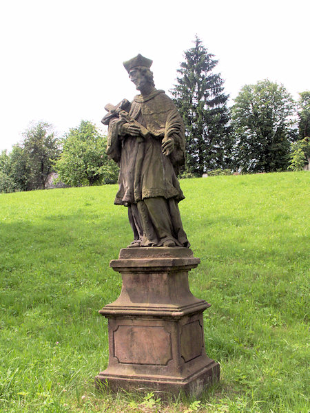 Statue Skt. Johann von Nepomuk auf der Wiese unterhalb der Kirche.