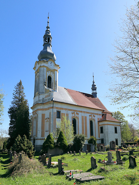 Kirche des hl. Anton von Padua mit Friedhof.