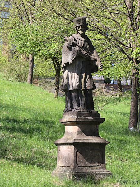 Statue Skt. Johann von Nepomuk auf der Wiese unterhalb der Kirche.