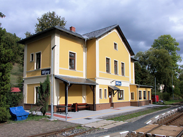 Skalní výklenek u silnice do České Kamenice.