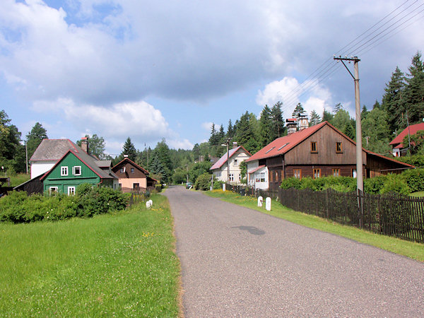 Häuser an der Strasse nach Česká Kamenice (Böhmisch Kamnitz).