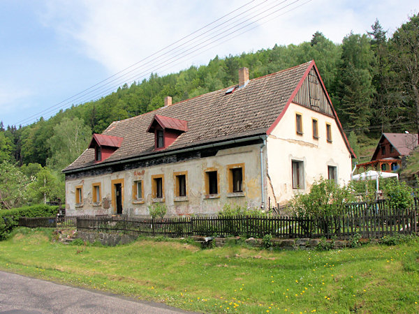 Domky u silnice do České Kamenice.