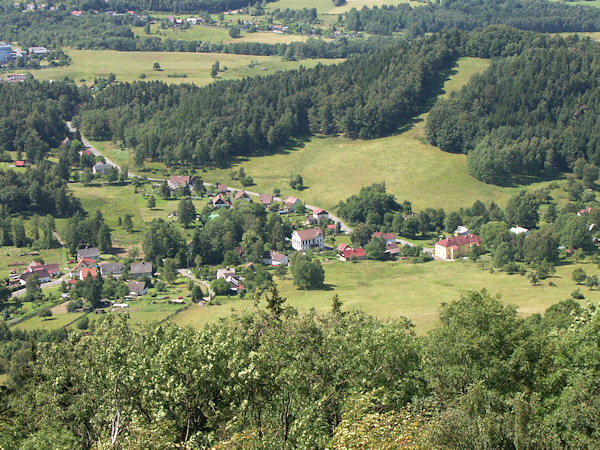Pohled na centrum osady ze Středního vrchu.