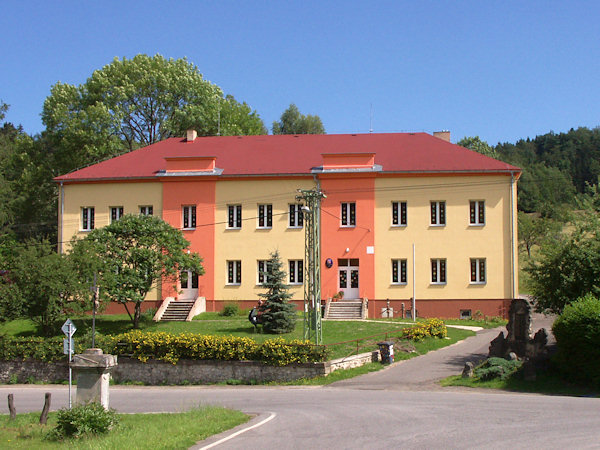 Budova základní a mateřské školy.