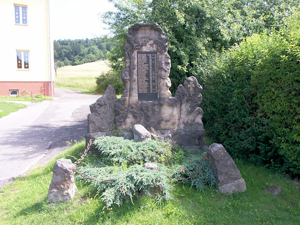 Památník padlým z 1. světové války v centru osady.