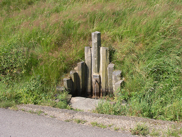 Brunnen an der Strasse nach Kamenický Šenov (Steinschönau).