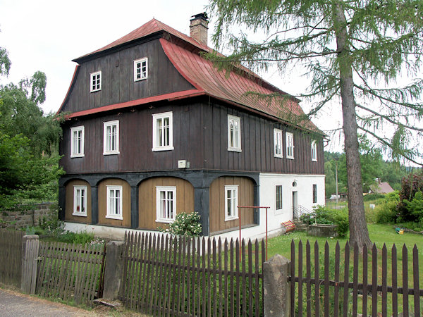 Die ehemalige Pfarre unweit der Kirche.