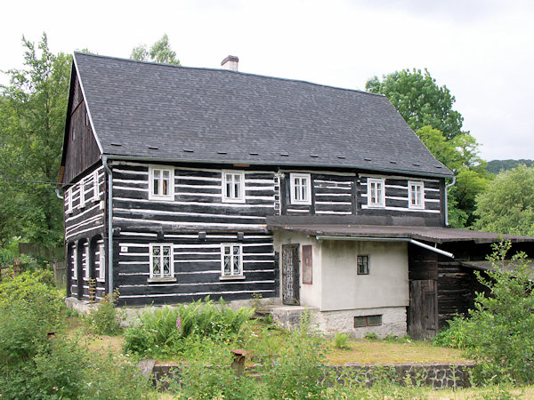 Ein einstöckiges Blockstubenhaus im oberen Teil der Ansiedlung.