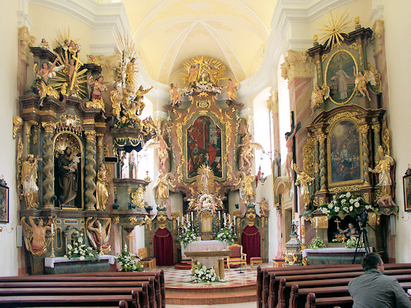 Interiér kostela sv. Petra a Pavla.