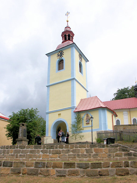 Der Glockenturm mit der Totenkammer.