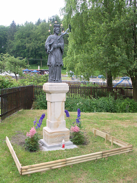 Statue des hl. Johann v. Nepomuk unter der früheren Schule.