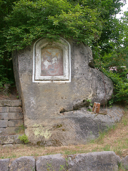 Felsnische mit dem verblichenen volkstümlichen Bild des hl. Georg.