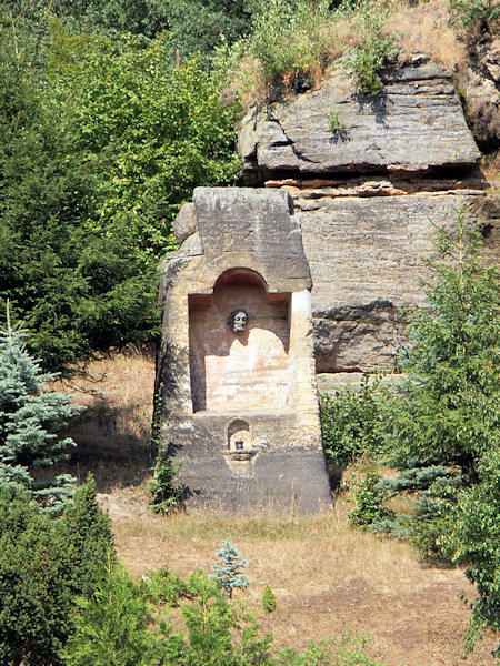 Felsen Kalich (Kelchstein) am Hang hinter dem Kirche.