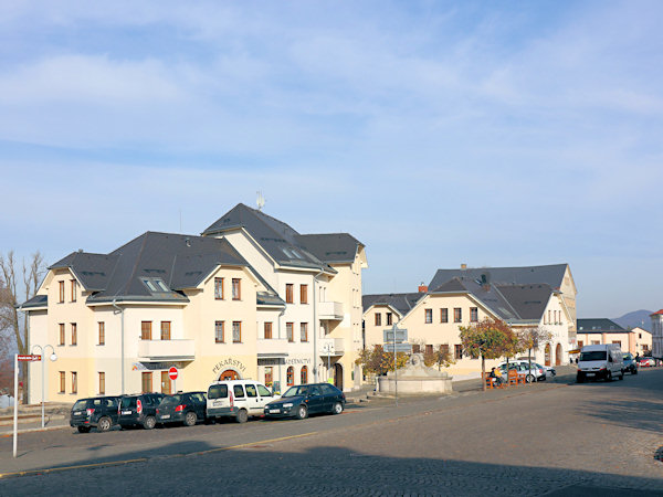 Blick auf einen Teil des Stadtplatzes.