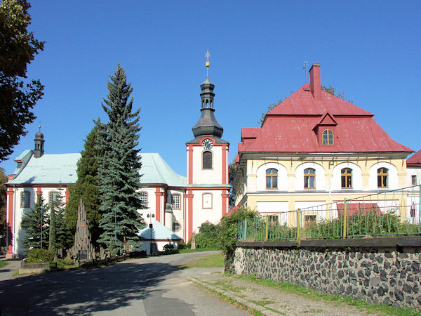 Kirche hl. Johannis des Täufers mit Pfarre.