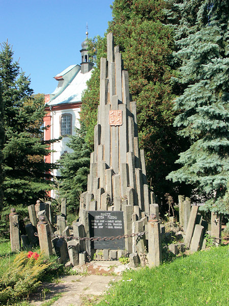 Steinernes Denkmal an der Kirche.
