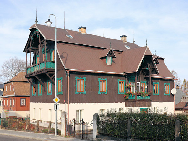 Elias-Palme-Haus oberhalb des Marktplatzes.