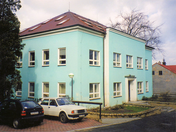 Der gegenwärtige Sitz der Fachschule für Glasindistrie.