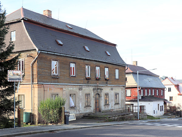 Einstöckige Häuser an der Haupstrasse in Richtung Prácheň (Parchen).