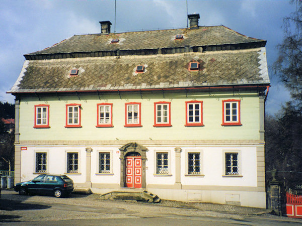 Einstöckiges Haus No. 294 gegenüber dem Glasmuseum.