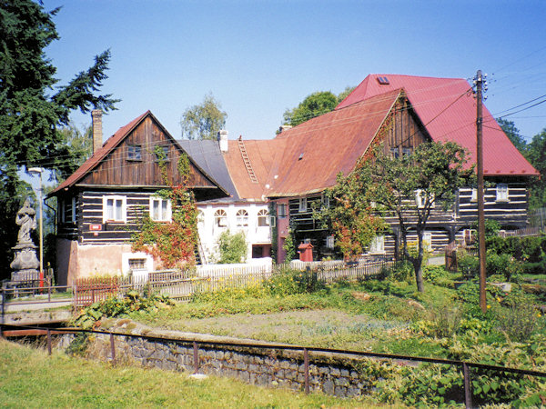 Das ehemalige Wirtshaus U Ryšánků mit dem Standbild der hl. Anna.