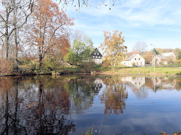 Kleiner Teich in der Dorfmitte.