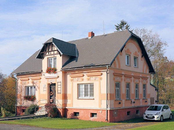 Ein neueres Haus im Orte.