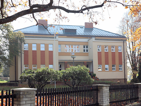 Škola, postavená v letech 1931 - 1932.