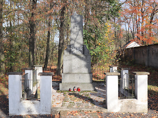 Pomník padlých u Oldřichovského hřbitova.