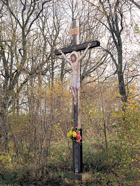 Dřevěný kříž u silnice do kamenického Šenova.