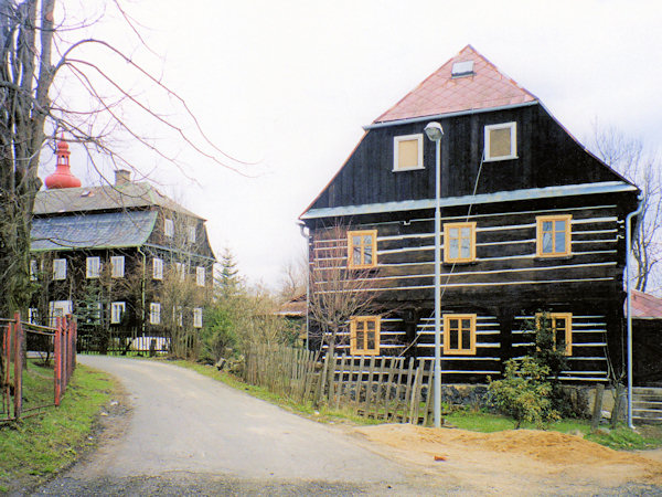 Einstöckige Blockbauhäuser in der Ortsmitte.