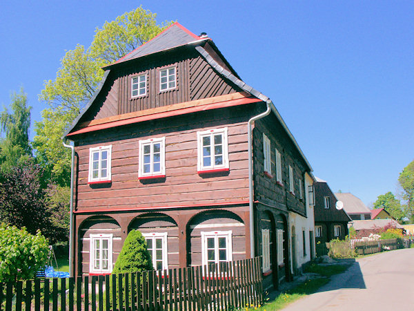 Ein zweigeschossiges Fachwerkhaus an der Straße unterhalb der Česká skála (Tscheschkensteins).