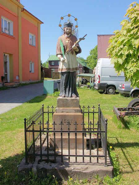 Statue des Heiligen Johannes von Nepomuk im Zentrum des Dorfes.