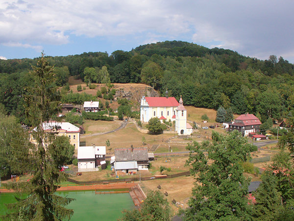 Střed Horního Prysku s kostelem sv. Petra a Pavla a bývalou školou (vlevo).