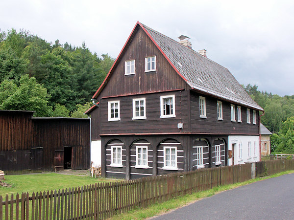 Einstöckiges Zimmerwerkhaus im oberen Teil der Gemeinde.