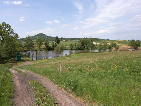 Teich im Tal hinter der Kapelle.