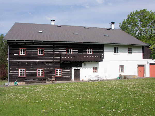 Ehemaliges Gasthaus an der Straße nach Sloup (Bürgstein).