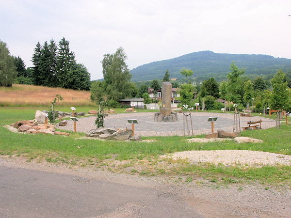 Geologischer Park mit Sonnenuhr.