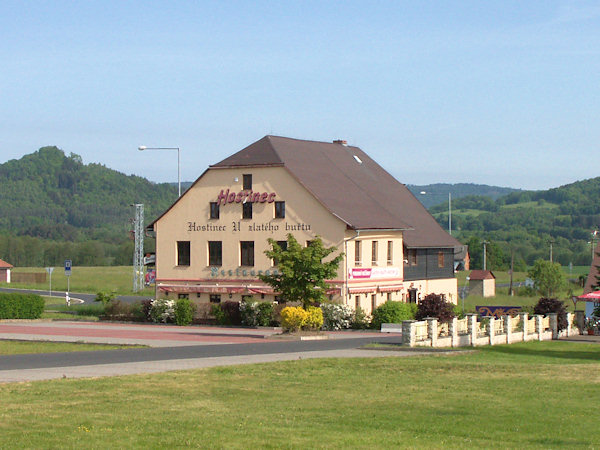 Gasthaus „U Zlatého buřtu“ („Zur Goldenen Wurst“).