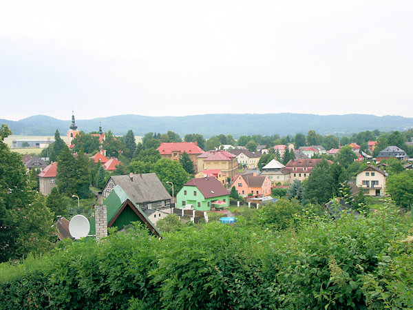 Pohled na střed obce s kostelem sv. Anny v pozadí.