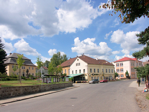 Das Ortszentrum mit der ehemaligen Pfarrei, dem Gasthaus „U Slunce“ (Zur Sonne) und der Schule.
