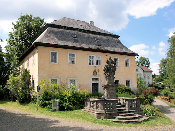 Ehemalige Pfarrei mit der Statuengruppe des hl. Johann von Nepomuk.