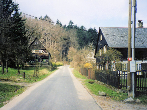 Roubené domky u silnice do Kamenického Šenova.